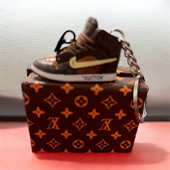 None Accessories - Fashion snicker keychain with a box